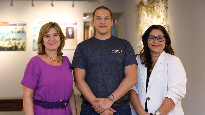 Maria Clara Bugarim, vice-reitora de Ensino de Graduação e Pós-Graduação; Gabriel Fortes, sócio-proprietário da Formma Contábil; e Alexandra Siebra, coordenadora do curso de Ciências Contábeis da Unifor  (Foto: Ares Soares)