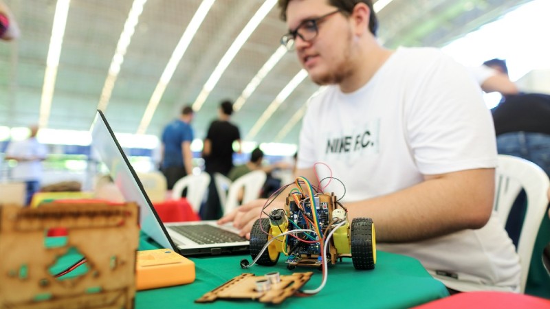 Estudantes de qualquer instituição de ensino poderão vivenciar experiências que os cursos da Unifor oferecem.(Foto: Ares Soares. Imagem realizada antes da pandemia)