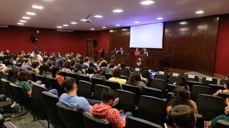 O encontro é mais uma iniciativa da Unifor com o intuito de aproximar o corpo discente do mercado de trabalho (Foto: Lucas Plutarcho)