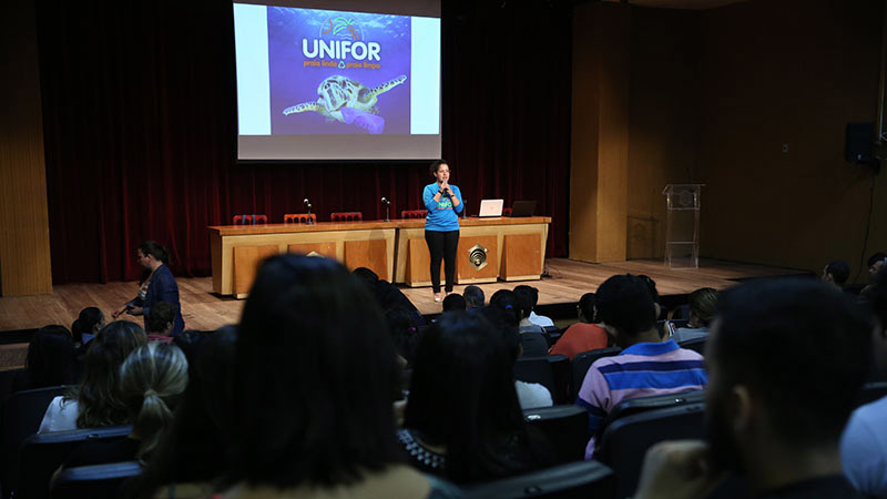 Na primeira edição do projeto, foram recolhidos 351,50 quilos de resíduos do litoral de Fortaleza. Na imagem, treinamento dos alunos realizado antes da ação de 2018 (Foto: Ares Soares)