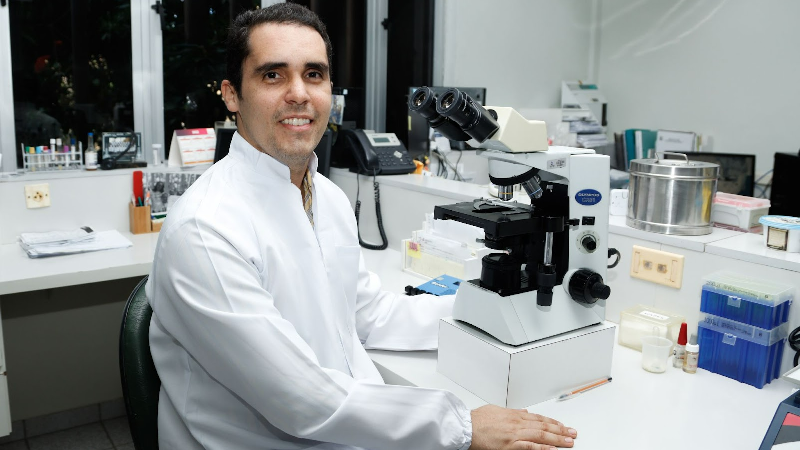 Walter Breno de Souza Freire, farmacêutico bioquímico responsável pelo Laboratório de Análises Clínicas do NAMI, vai conduzir as atividades (Foto: Ares Soares)