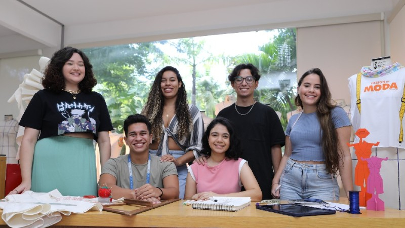 Da esquerda para a direita, os estudantes idealizadores da coleção: Élida Queiroz, Yury Duarte, Sara Frazão, Iara Paulino, Enzo Emmanuel e Caroline Moura (Foto: Ares Soares)