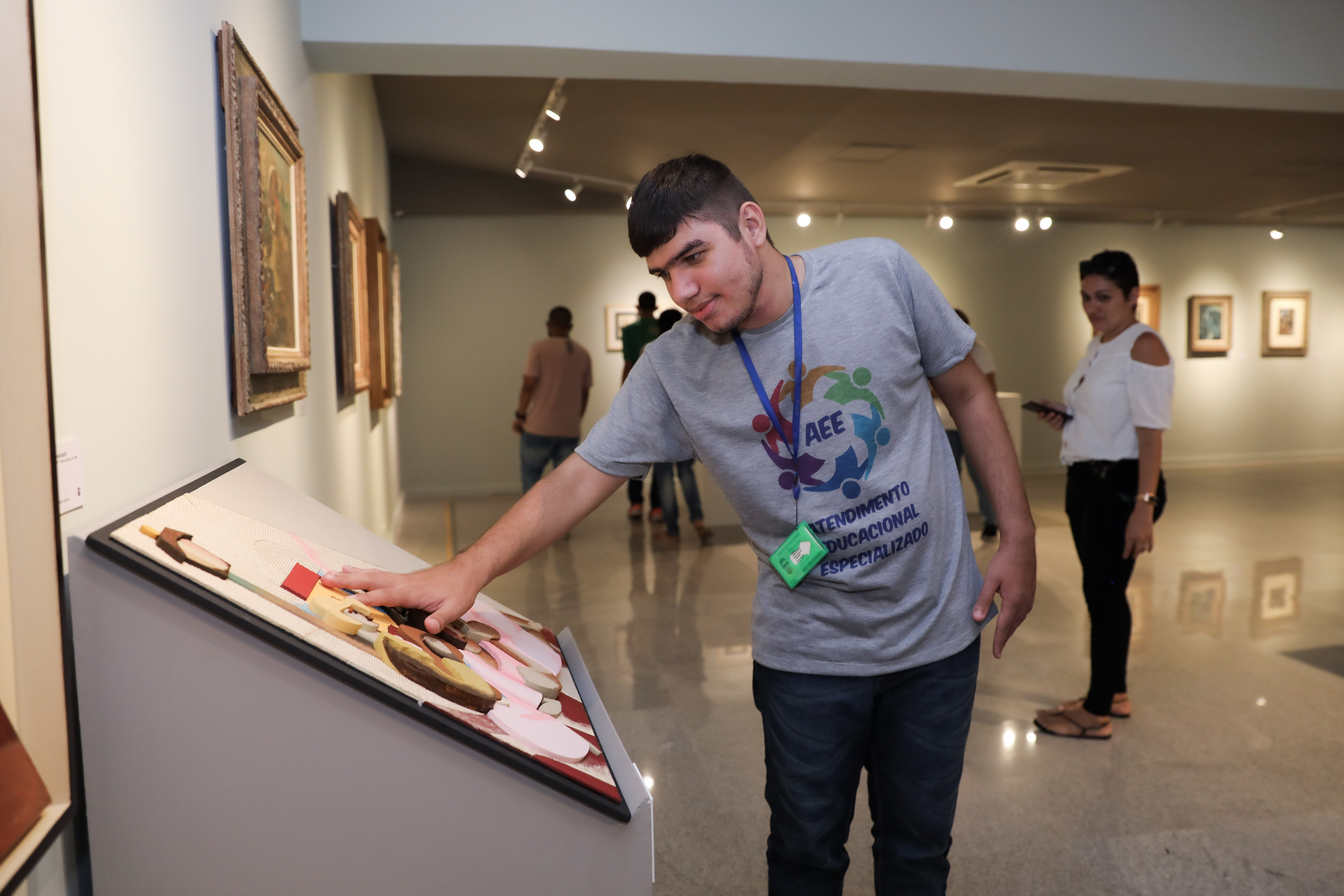 Gabriel Araújo, aluno da Escola Monsenhor Dourado, conheceu a obra símbolo da exposição, Figuras, de Di Cavalcanti (Foto: Ares Soares)