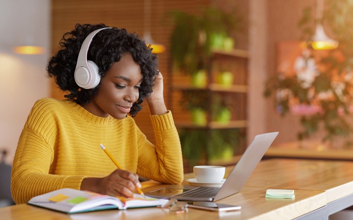 O processo seletivo conta com cotas raciais para negros e negras (20%) e para pessoas com deficiência (10%).para (Foto: Getty Images/Prostock)  
