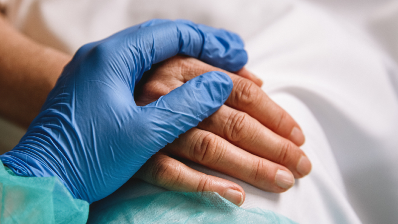 A esperança na recuperação de pacientes é a principal motivação para as longas jornadas de trabalho enfrentadas por enfermeiros. (Foto: Getty Images)