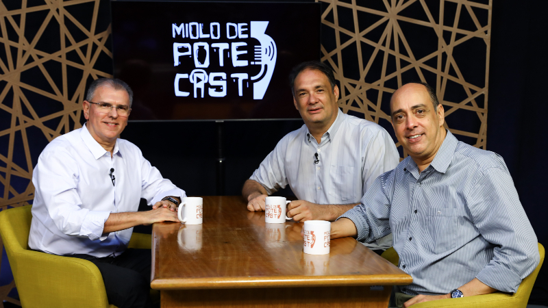 Neste 1º episódio, os professores Armando da Costa Jr. e Marcelo Ponte entrevistam o professor Randal Pompeu, no estúdio da TV Unifor (Foto: Ares Soares)