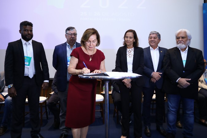 Reitora Fátima Veras assina memorando que prevê apoio conjunto de seis entidades à internacionalização de micro e pequenas. (Foto: Ares Soares)