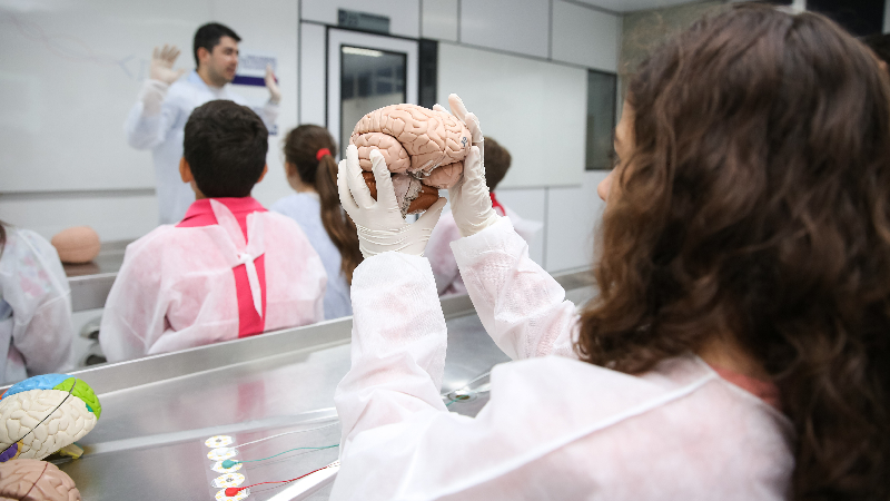 Um dos objetivos da mostra é despertar a consciência sobre o funcionamento do corpo humano nos alunos do nível fundamental (Foto: Ares Soares)