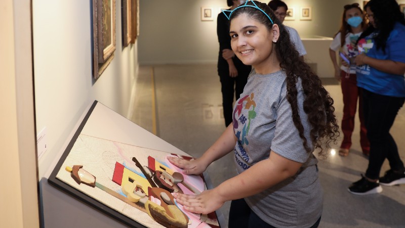 A estudante Samanta Menezes Bisauchet conheceu a obra símbolo da exposição, Figuras, de Di Cavalcanti (Foto: Ares Soares) 