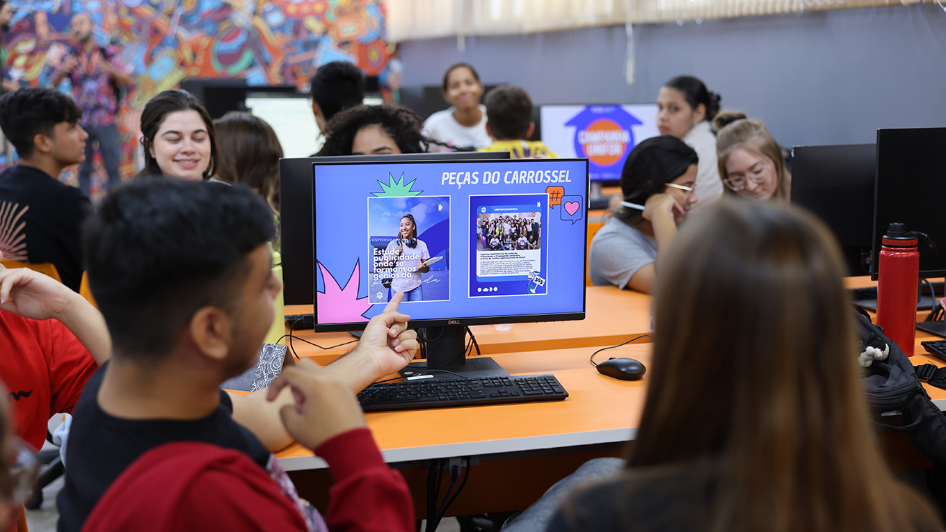 Jovens analisam plano de marketing