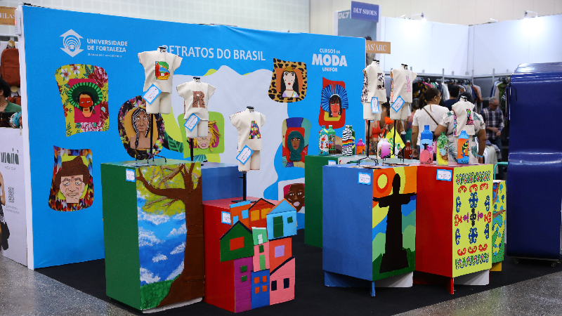 Estande da Universidade de Fortaleza no Bazar La Boutique na edição de 2022 com a temática “retratos do Brasil” (Foto: Ares Soares)