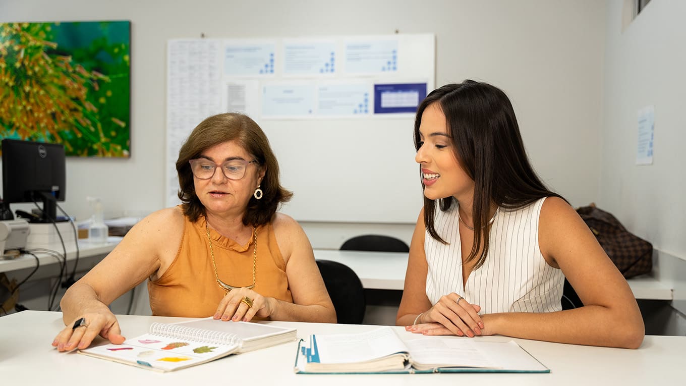 Profissional conversa com paciente