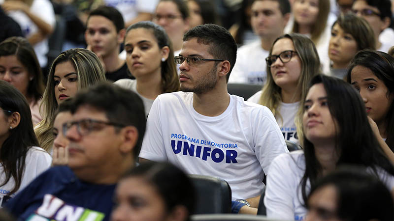 Os alunos monitorea dão suporte ao processo de aprendizagem dos alunos da disciplina a qual monitora (Foto: Ares Soares)