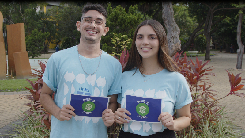 Ana Flávia e Gabriel Alves, estudantes de Jornalismo da Unifor, apresentam o Mundo no Campus nesta quarta-feira, 19 de abril, às 19h (Foto: Leandro Pozo)