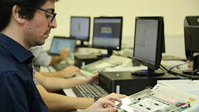 O aluno da Pós-graduação em Informática Aplicada da Unifor visa desenvolver pesquisas voltadas para a busca de soluções para problemas atuais e importantes (Foto: Ares Soares/Unifor)