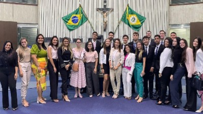 Em visita a Assembleia Legislativa do Ceará, estudantes da Unifor realizaram simulação de um projeto de lei como parte da disciplina Direito Constitucional II. (Foto: Arquivo pessoal)