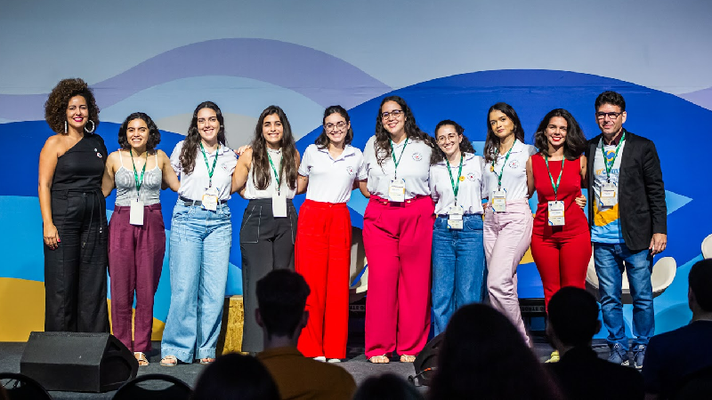 Estudantes do Centro de Ciências da Saúde da Unifor sobem ao palco do 17º CBMFC para lançamento da Revista Cura Cultura (Foto: Arquivo pessoal)