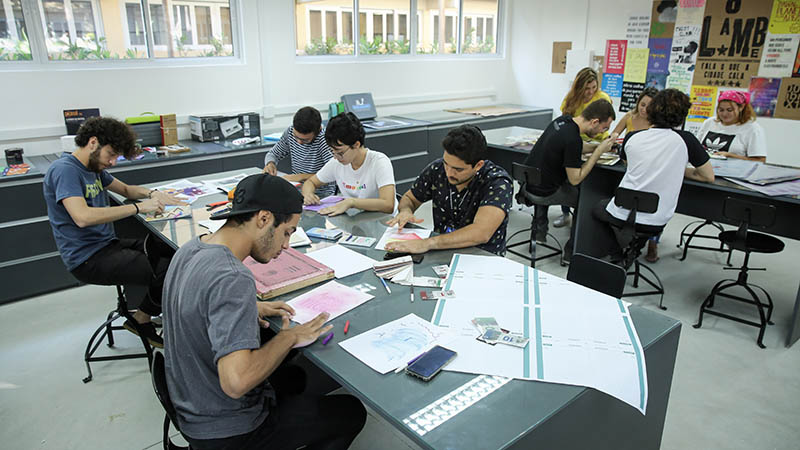Um espaço em formato de ateliê que permite a alunos aprenderem e desenvolverem projetos inovadores a partir de seus equipamentos.&nbsp; Foto: Ares Soares.