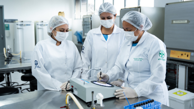 Os alunos da graduação em Biomedicina da Unifor têm à disposição uma infraestrutura de excelência para vivências práticas e desenvolvimento de pesquisas (Foto: Gabriel Rissi)