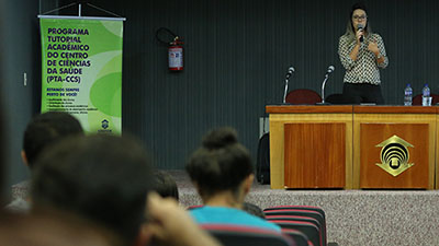 A oficina visa de tirar dúvidas dos alunos dos cursos da Saúde sobre como escrever textos e artigos científicos (Foto: Ares Soares/Unifor)