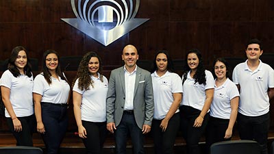 O Centro Acadêmico de Fisioterapia e o professor Paulo Henrique Palácio, coordenador do curso (Foto: Ares Soares)