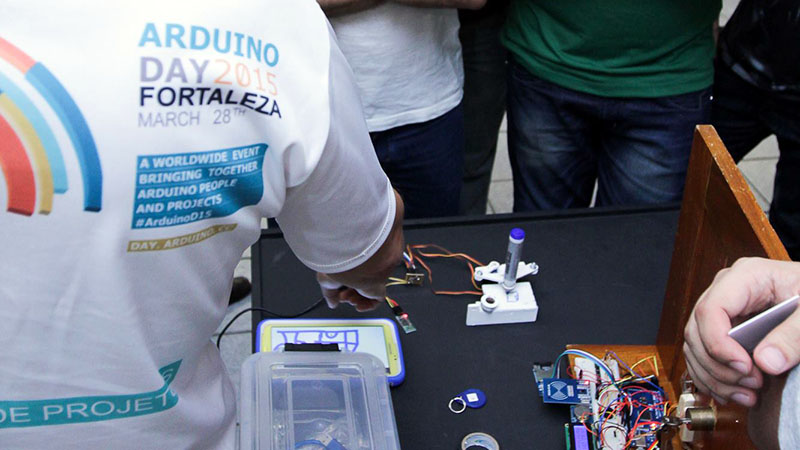 Evento no dia 12 de maio é realizado simultaneamente em diversos lugares do mundo para comemorar o aniversário da plataforma Arduino, uma ferramenta aberta e livre para o desenvolvimento de projetos de hardware e software. (Foto: Divulgação)