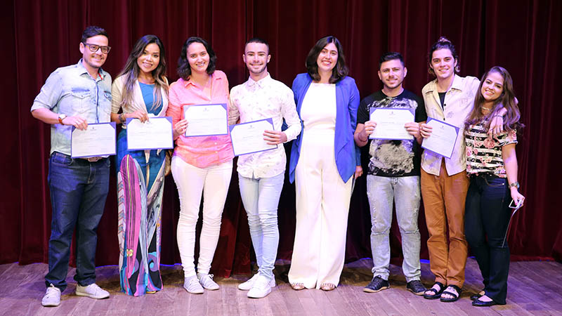 Professora Milena Auip (centro), coordenadora da Graduação Tecnológica em Eventos da Unifor, durante cerimônia de entrega da certificação intermediária aos alunos do curso (Foto: Ares Soares)