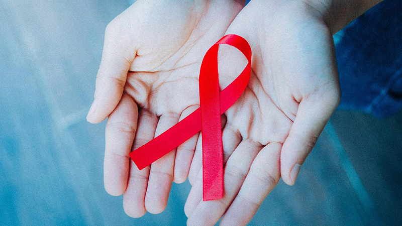 Dezembro Vermelho é o mês de conscientização e combate à AIDS, com intuito de chamar atenção para as medidas de prevenção, assistência, proteção e promoção dos direitos humanos das pessoas com HIV.  Foto: iStock.