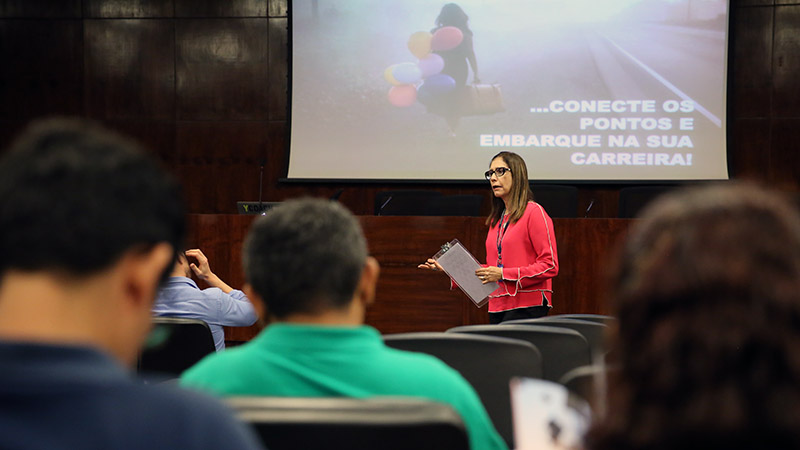 A chefe da Divisão de Estágio da Unifor, Fátima Távora, em evento de preparação dos alunos da Unifor para o mercado de trabalho (Foto: Ares Soares)