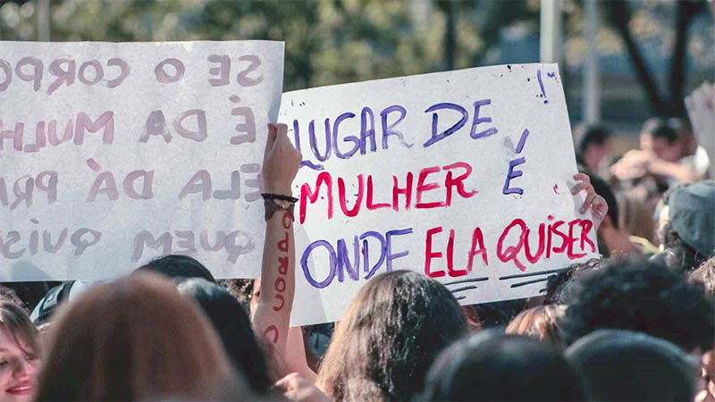 O feminismo busca construir condições de igualdade entre os gêneros, ampliando o papel e os direitos das mulheres na sociedade (Foto: Reprodução)