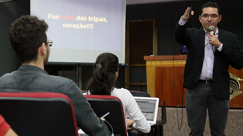 O facilitador do curso é o professor Ygor Rhafael Gomes Eloy (Foto: Ares Soares/Unifor)