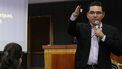 O facilitador do curso é o professor Ygor Rhafael Gomes Eloy (Foto: Ares Soares/Unifor)