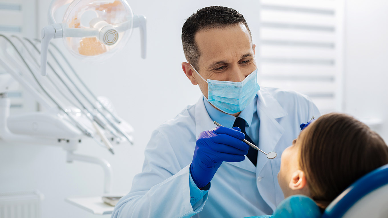 Dentista atende paciente