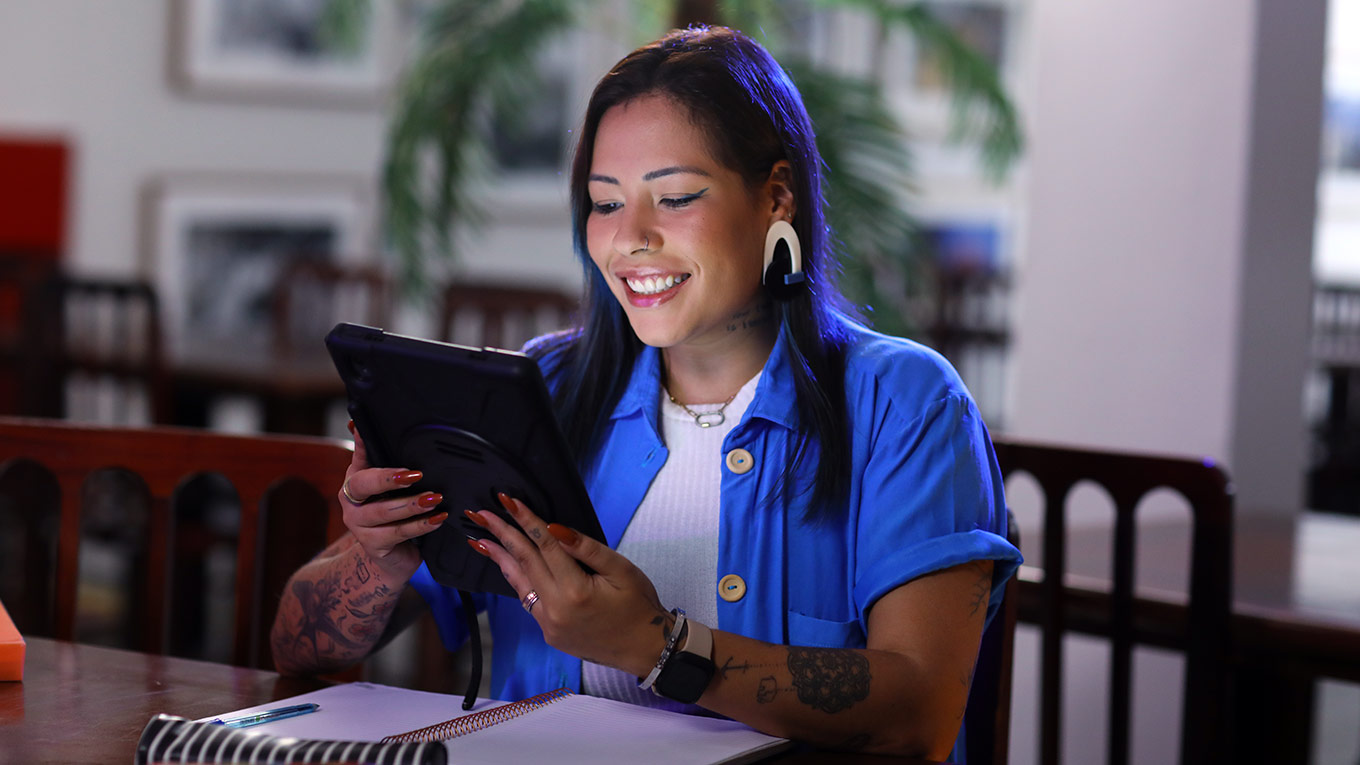 Estudante do sexo feminino lendo um tablet