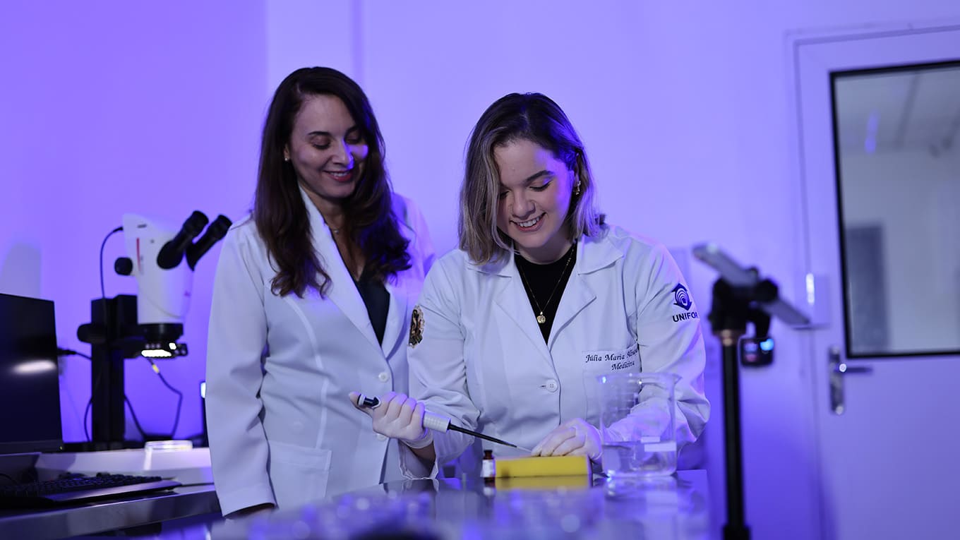 Professora auxilia estudante com exame de radiografia