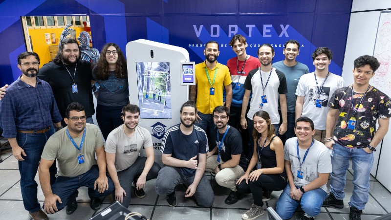 Colaboradores do Vortex/DTec que participaram da criação do totem Moema RA (Foto: Lucas Plutarcho)