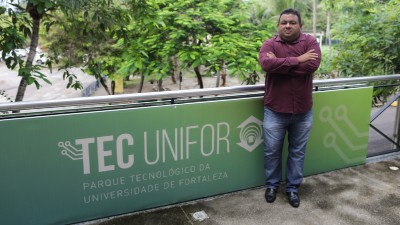 Luiz Filho, coordenador do TEC Unifor, ministra oficinas no CASI (Foto: Ares Soares)