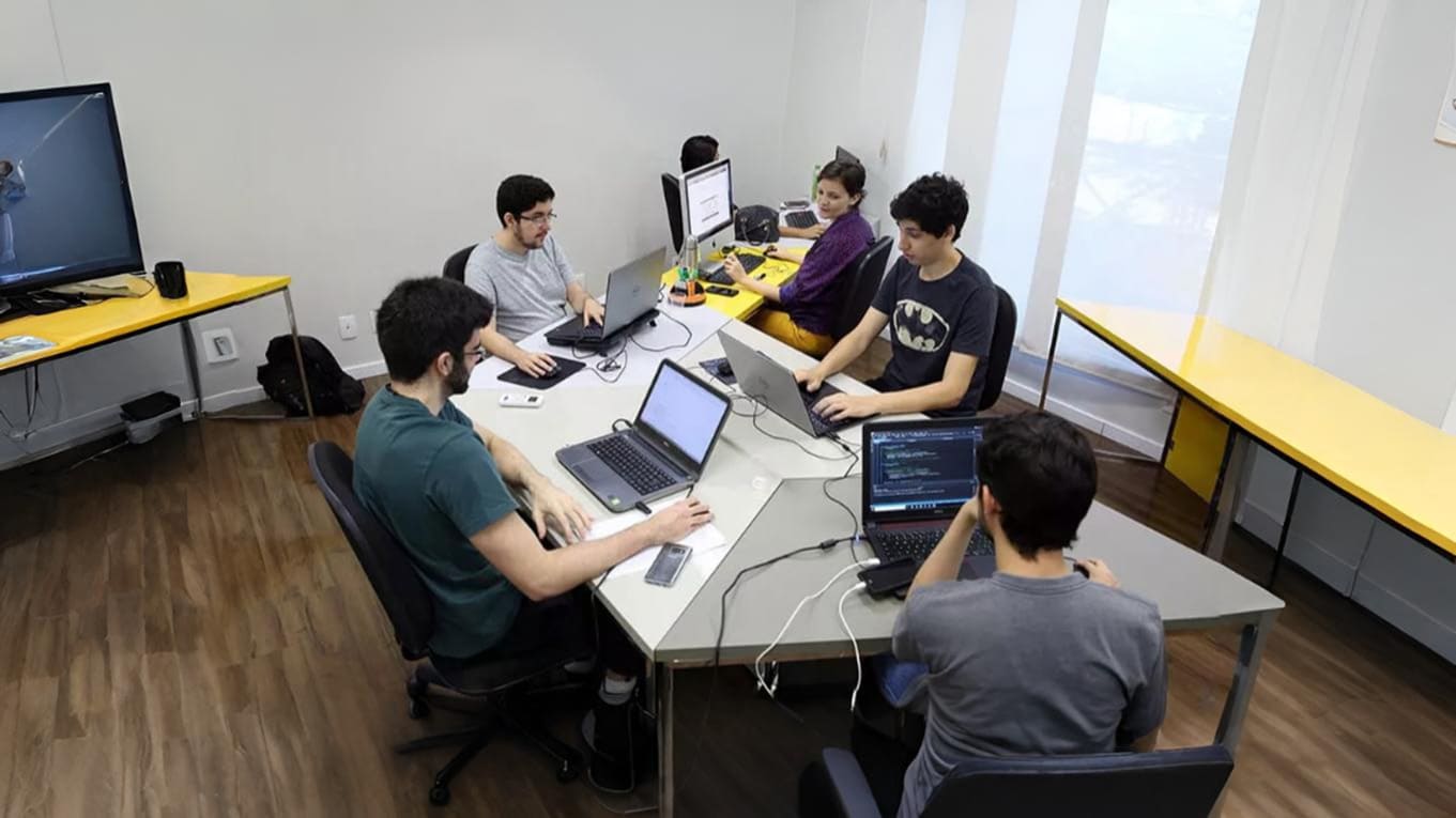 estudantes nos computadores do laboratório