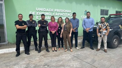 A turma da especialização em Direito e Processo Penal da Unifor em visita à CPPL 6 acompanhados da professora Camila Barbosa (Foto: Divulgação)