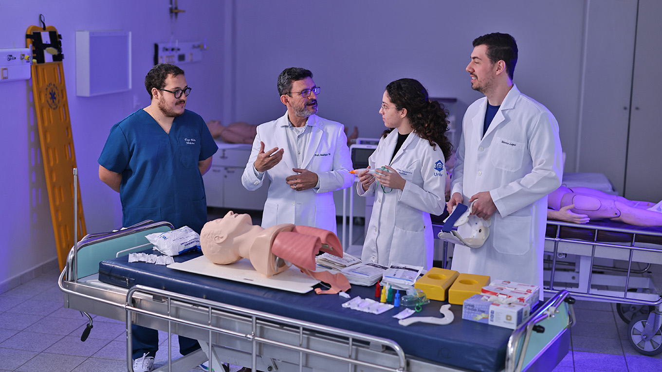 Pesquisador faz testes com substância líquida com tubo de ensaio e microscópio.