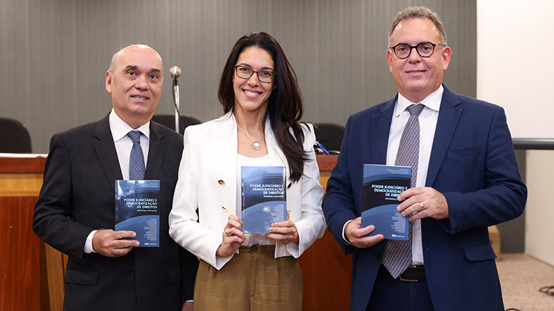 Os organizadores Francisco Luciano Lima Rodrigues, Mariana Dionísio de Andrade e Rômulo Guilherme Leitão durante lançamento da coletânea (Foto: Ares Soares)