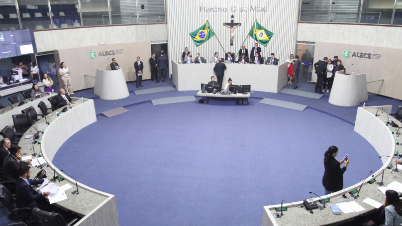 O requerimento é de autoria dos deputados Evandro Leitão, presidente da Assembleia Legislativa, e Queiroz Filho (Foto: Júnior Pio)