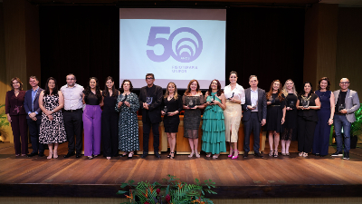 Evento reuniu ex-coordenadores do curso, egressos, estudantes, colaboradores e convidados, no Teatro Celina Queiroz (Foto: Ares Soares)