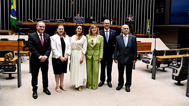 A indicação de homenagem foi da deputada eleita pelo Ceará e egressa da Unifor, Fernanda Pessoa (Foto: Molina Neto)