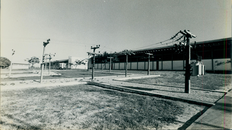 Laboratório de Engenharia Elétrica com simulação de rede de eletrificação urbana, década 1970 (Foto: Acervo da Universidade de Fortaleza)