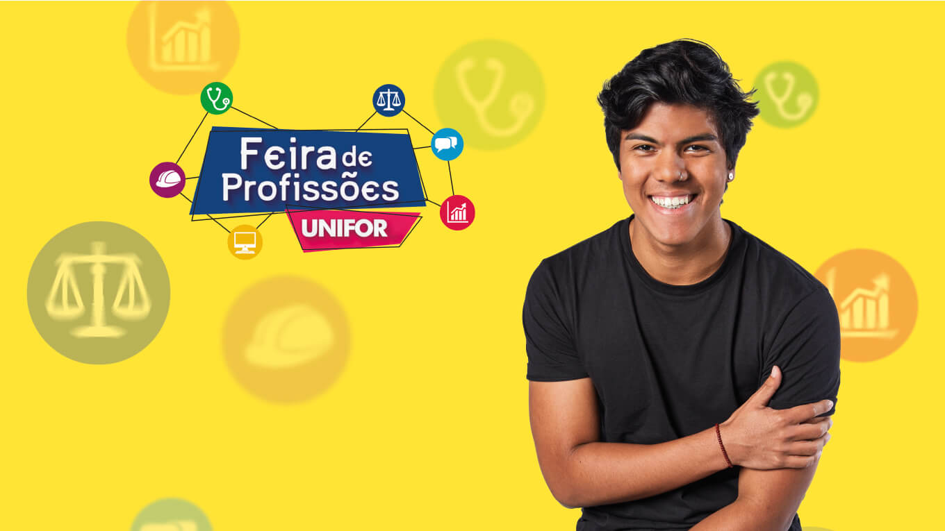 Estudante de camiseta preta sorri para a câmera com um fundo amarelo e o logotipo da Feira de Profissões à esquerda